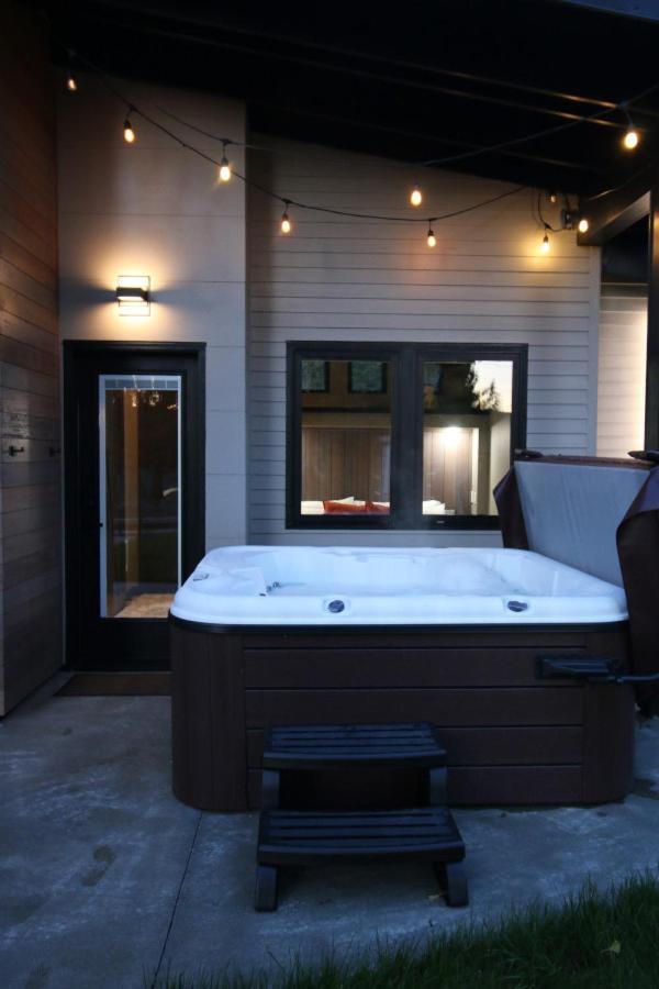 Luxe Lake Cabin Hot Tub Grill Firepit Ev Charger Onalaska Exterior photo