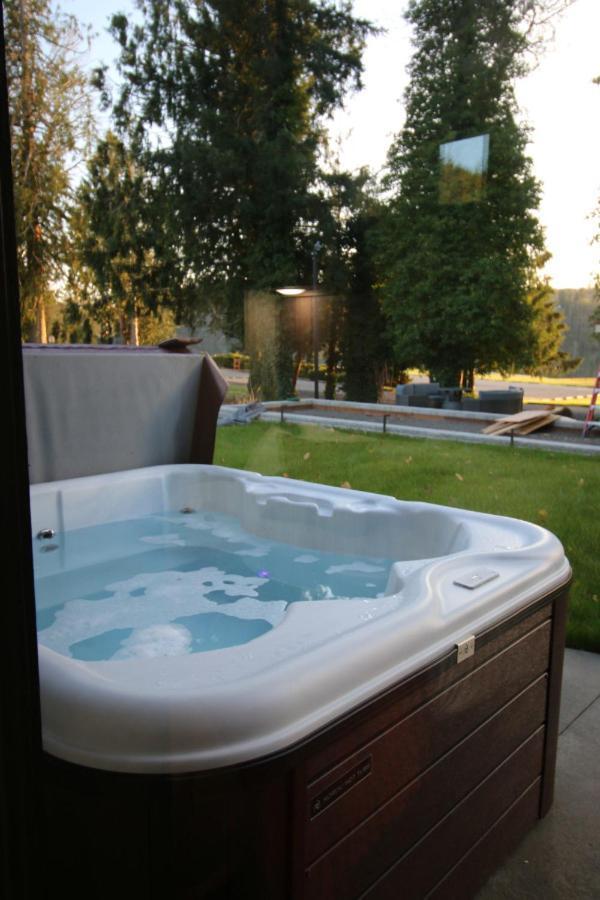 Luxe Lake Cabin Hot Tub Grill Firepit Ev Charger Onalaska Exterior photo